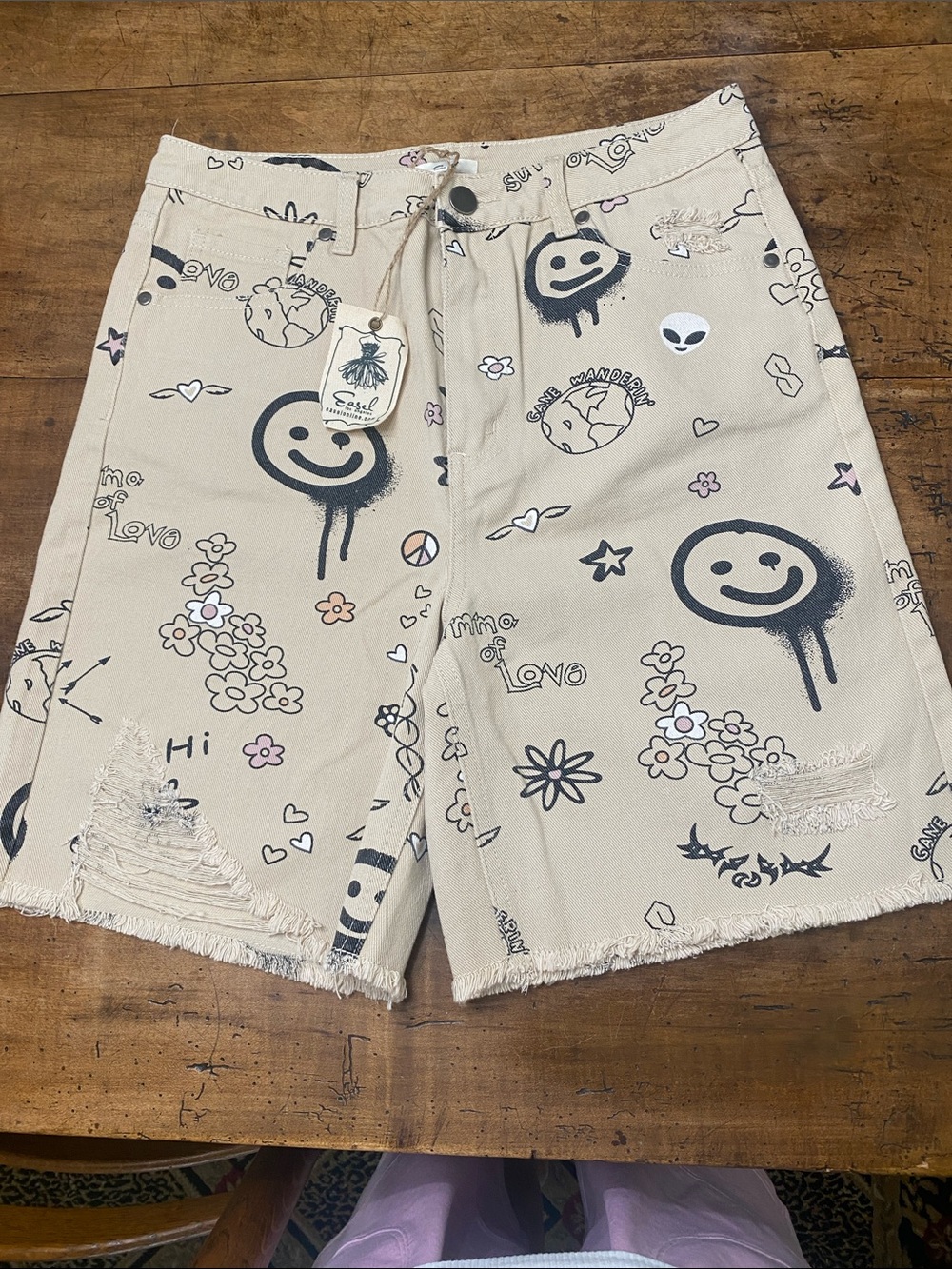 Easel Cream Graphic Distressed Women's Shorts Doodle  Smiley Heart Flower Size M